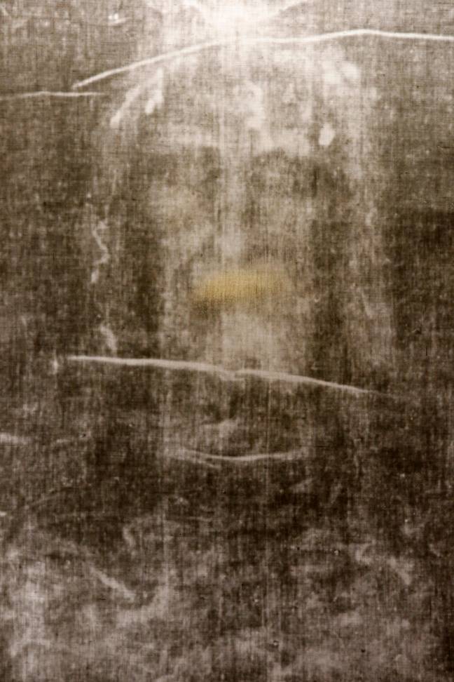 黑白底片的图像更清晰，但是专家对布是否足够大，可以属于耶稣。图片来源：Robertharding / Alamy Stock Photo