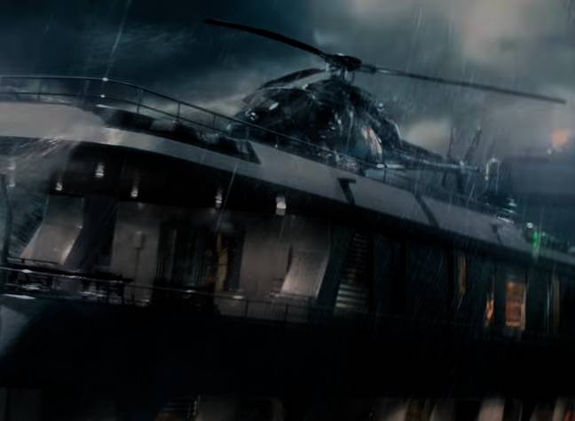 在影片中，游艇陷入了巨大的风暴中。信用：派拉蒙图片