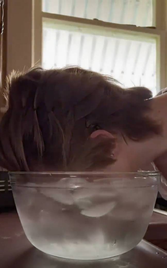 迈克尔·胡佛（Michael Hoover）尝试了艰苦的例行程序，这使他在一碗冰水中浸泡了他的脸。学分：YouTube/@Michaelhoover