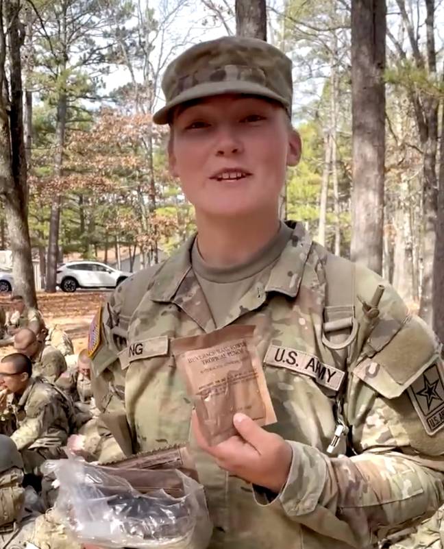 一名美国士兵炫耀她的MRE。信用：YouTube /美国陆军