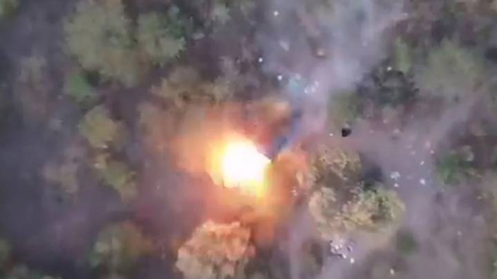 录像显示墨西哥毒品卡特尔从无人机上扔炸弹到竞争对手营地