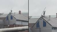 逃脱后，囚犯在英国奇怪的监狱屋顶上发现