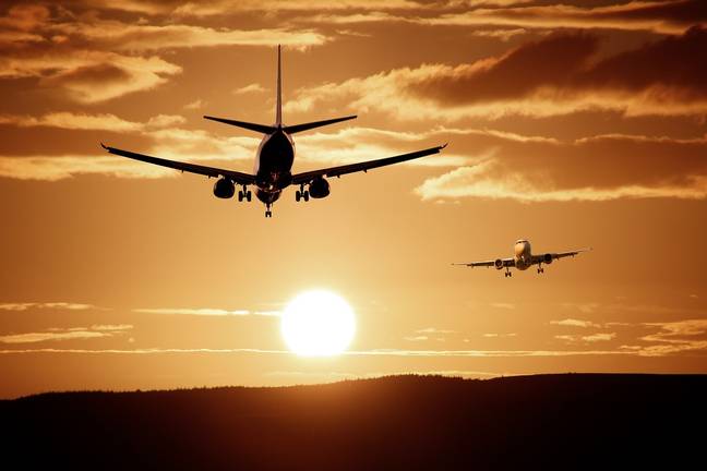 乘客被撞到了阳光进入飞机上。图片来源：Pixabay