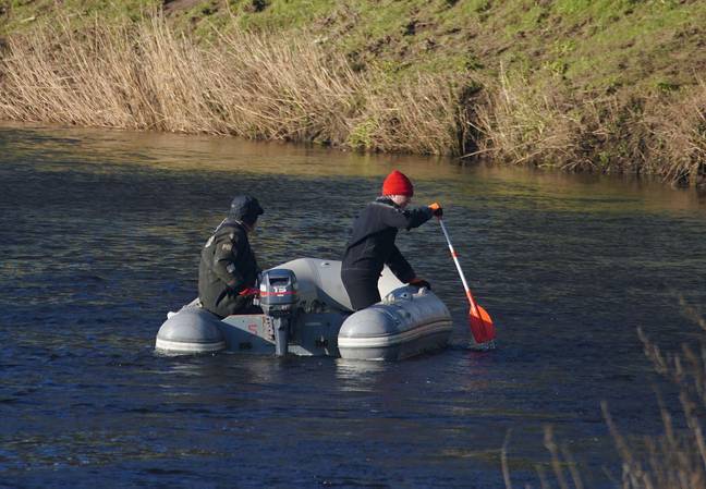警方正在搜查发现布雷物品附近的河流。学分：PA图像 / Alamy Stock Photo