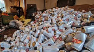 大量斯特拉罐子从Hoarder的房子中清除