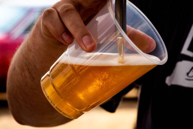 在塑料杯中喝不冷不热的啤酒很多。图片来源：pexels