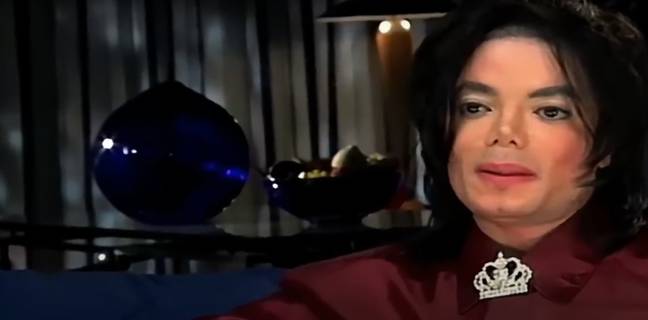 迈克尔·杰克逊（Michael Jackson）为自己辩护，坚持认为与孩子们共享床是“爱”的。图片来源：ITV