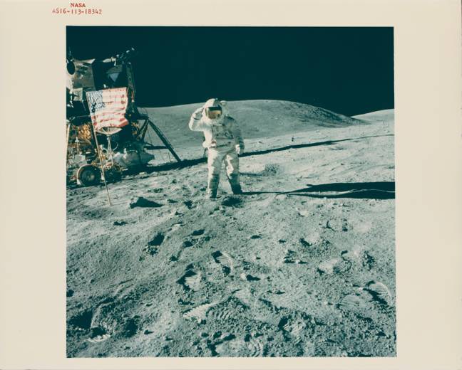 查尔斯·杜克（Charles Duke）在月球上。图片来源：太空前沿/纵梁/盖蒂
