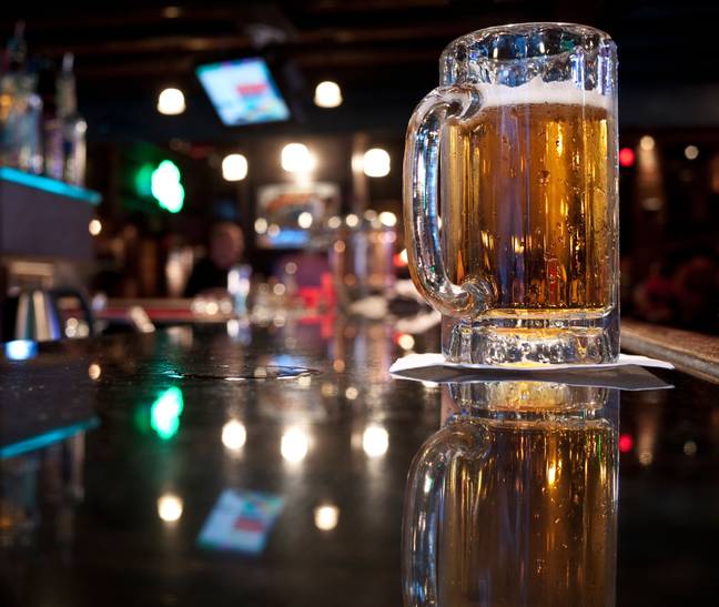酒吧品脱价格的酒精税不会蓬勃发展，但其他许多饮料会变得更加昂贵。学分：道格拉斯·斯科特 /阿拉米库存照片