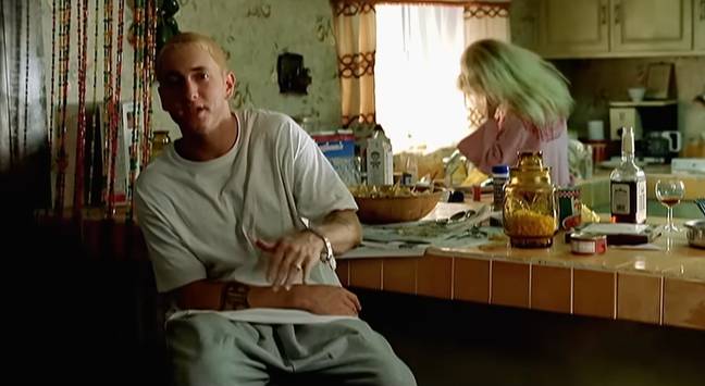 阿姆（Eminem）在我的壁橱里“清洁”中击中了妈妈。学分：YouTube/Eminem