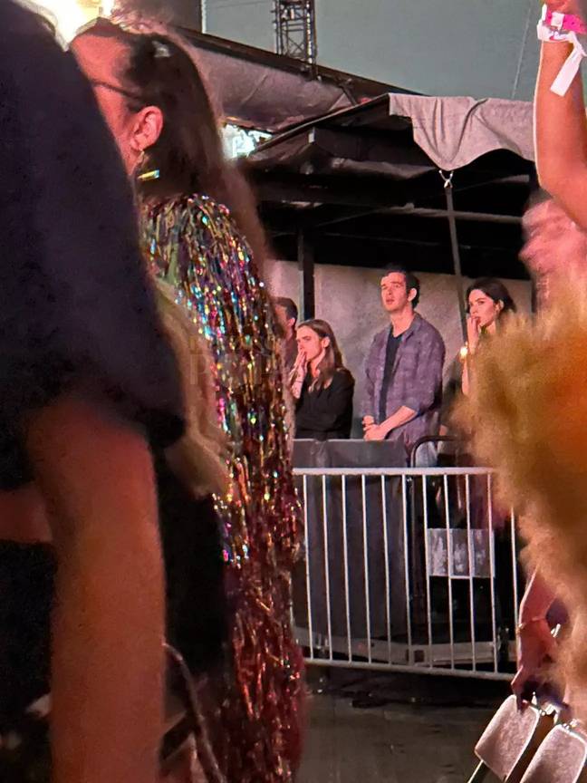 马蒂·希利（Matty Healy）在泰勒·斯威夫特（Taylor Swift）的第一场纳什维尔音乐会上被发现。学分：Twitter/@kimbrrlee_
