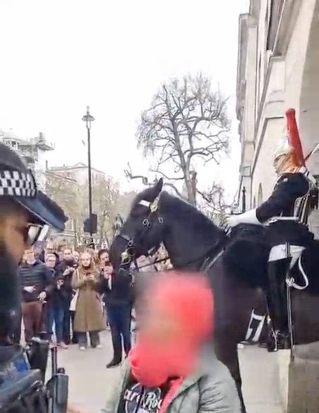 一名警察与承诺不再这样做的女人说话。图片来源：tiktok/@londoncitywalks