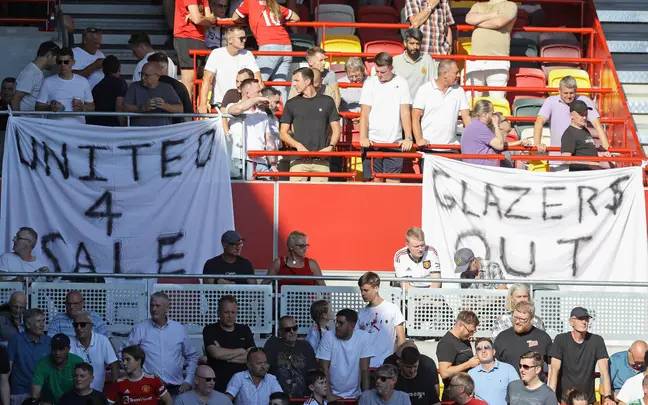 球迷抗议格拉泽。图像：Alamy