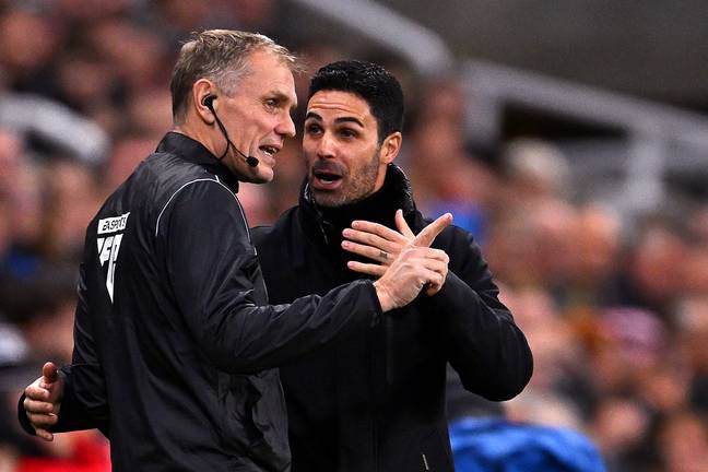 Arteta in discussion with fourth official Graham Scott during the Newcastle game. (Image Credit: Getty)