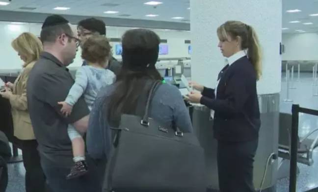 Yehuda Yosef Adler，Jennie Adler和他们当时的19个月大的女儿因涉嫌体内气味而被撤离飞行。学分：WPLG本地10新闻必威杯足球