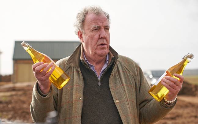 克拉克森（Clarkson）与他的一些非爆炸苹果酒。图片来源：亚马逊Prime视频