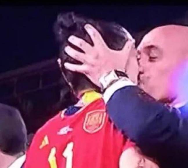 在西班牙击败英格兰之后，Rubiales亲吻了Hermoso。学分：BBC