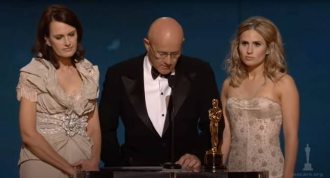 Cha của Ledger, ông Kim Ledger, mẹ Sally Bell và chị gái Kate Ledger đã lên sân khấu nhận giải. Tín dụng: Giải Oscar