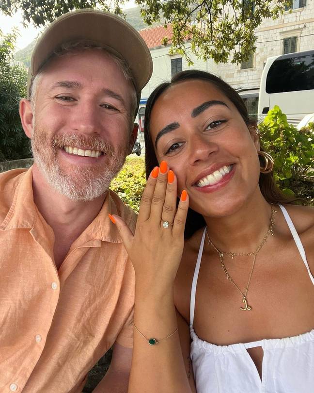 亚当和莱拉订婚。学分：Instagram/@lailazaidi