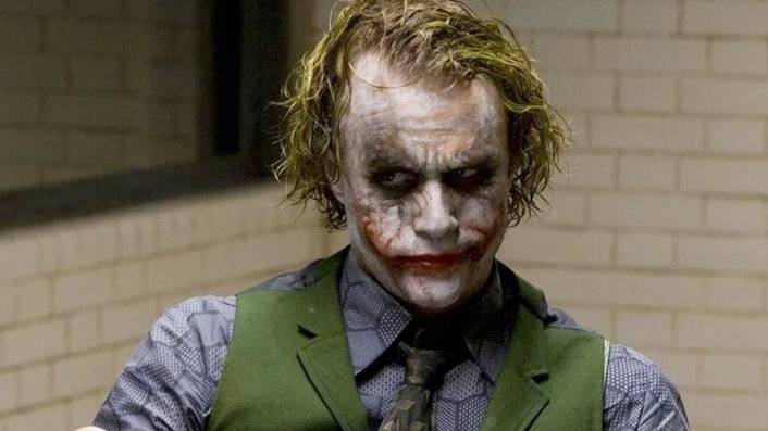 Why Heath Ledger's Joker Constantly Licks His Lips In The Dark Knight