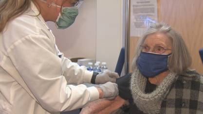 103岁的女人，誓言“狂野”，现在她已经接受了covid-19疫苗
