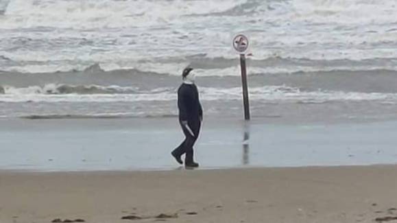男子因在暴风雨中漫游海滩而被警察戴上手铐，迈克尔·迈尔斯（Michael Myers）