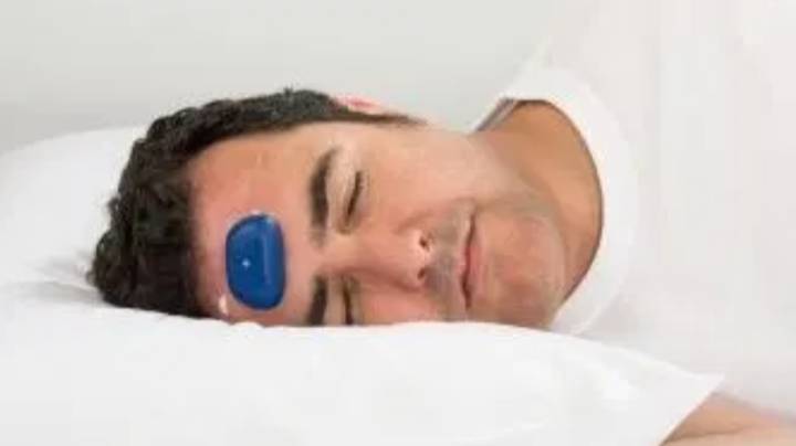 您粘在额头上的电池供电蜂鸣器可能有助于停止打ing