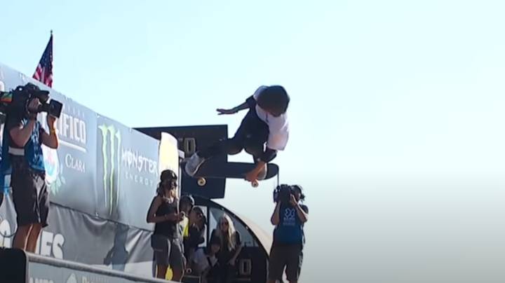 Skateboarder，12岁，在托尼·霍克（Tony Hawk）面前登陆纪录的1080“width=