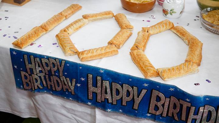 100岁的女人与Greggs香肠卷生日聚会一起庆祝里程碑
