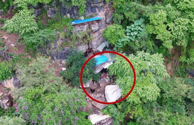 无人机在悬崖上抓住了一个蓝色钢板，引起了警察的注意。学分：扬山警察“width=