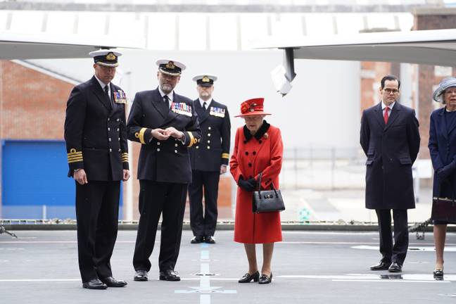 Did Queen Elizabeth use secret signals to communicate with her staff?