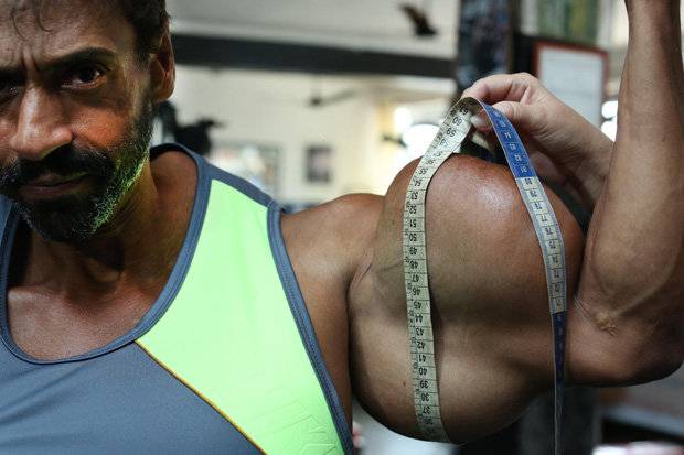 Bodybuilder Risks Life By Injecting Oil Into His Arms Ladbible