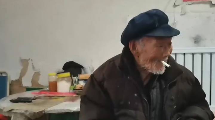 100岁的男人抽烟，喝酒，不必担心他吃什么