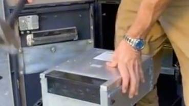 LADS购买旧的ATM机，并在里面找到2,000美元