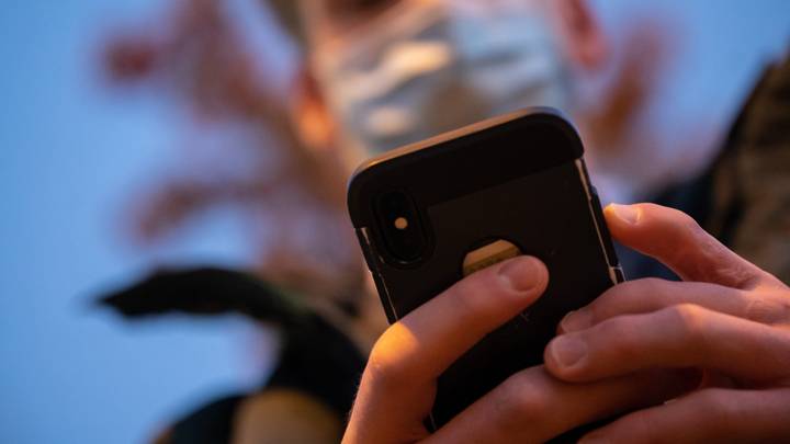 社交媒体用户正在报告一种称为“智能手机小指”的身体状况