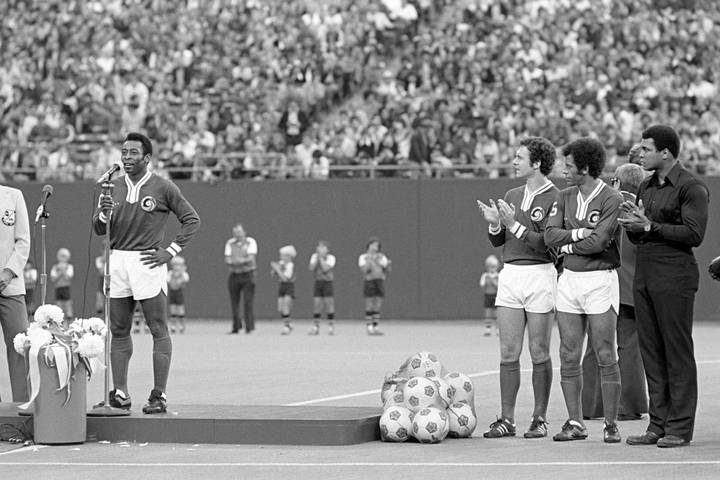 Pele Posts Moving Tribute To The Late, Great Muhammad Ali - SPORTbible