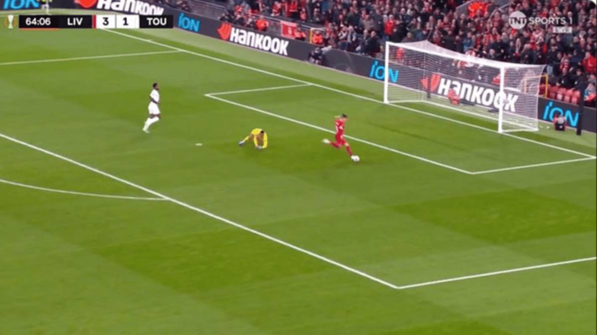 Darwin Nunez went on incredible run before missing open net during ...