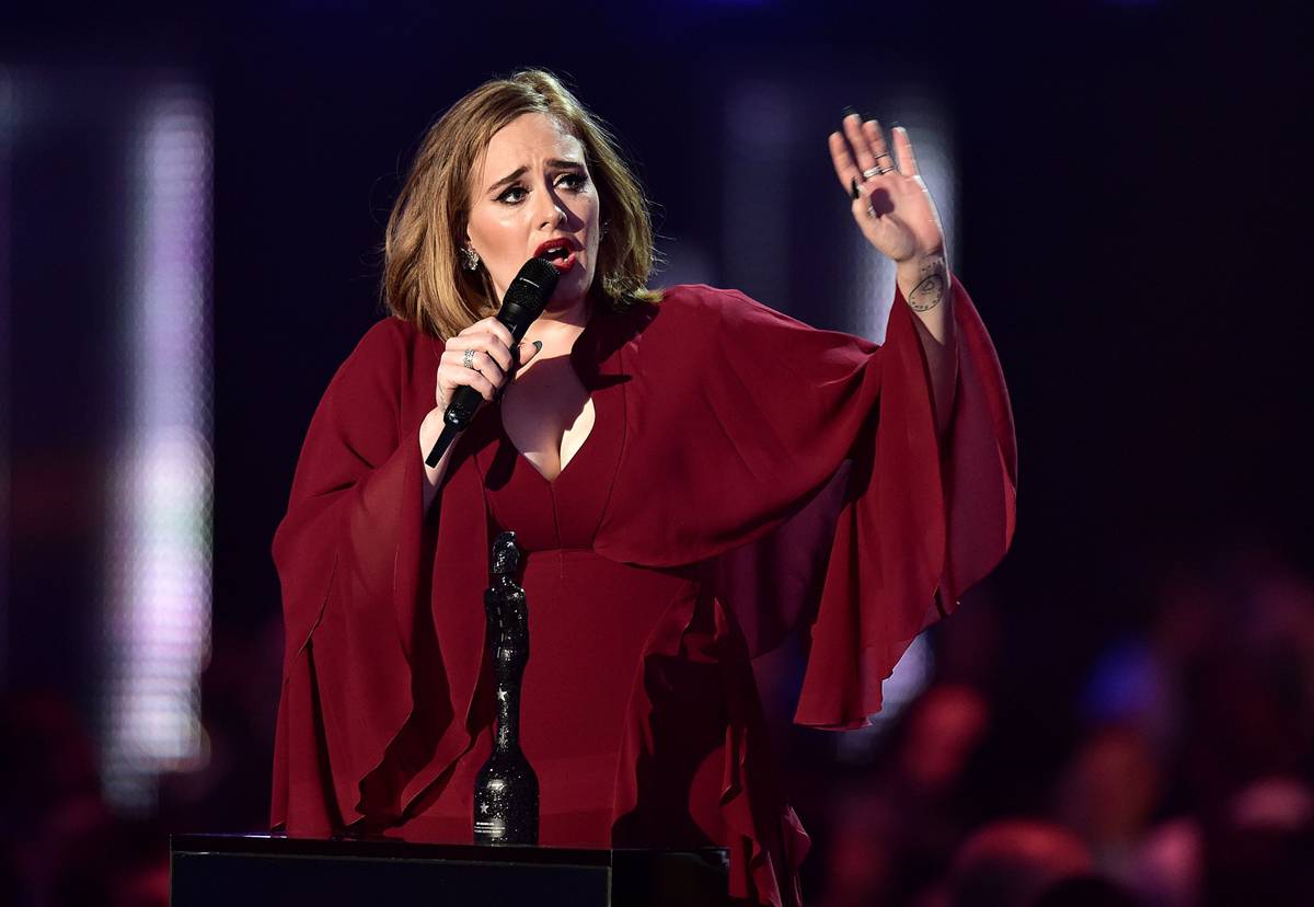 Adele Stops Concert To Tell Audience Member To Stop Filming Her - LADbible