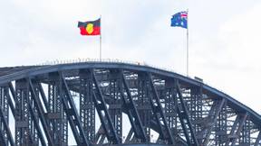 悉尼港桥上的原住民旗于什么时候？