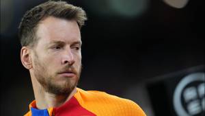 Arsenal Offered Chance To Sign Barcelona Goalkeeper Neto