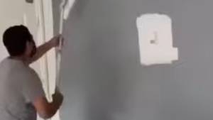 People Amazed As Man 'Paints An Entire Wall In Just Seconds'