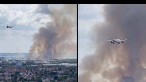 当希思罗机场附近的大火在跑道上发生变化时，有100名消防员应对火