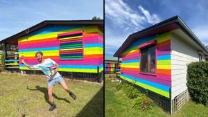 澳大利亚男子说，如果他用彩虹颜色绘画他的房子，邻居威胁要杀死他