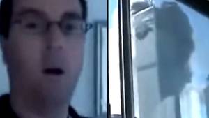 令人痛苦的录像显示，男子在世界贸易中心对面的建筑物录制9/11