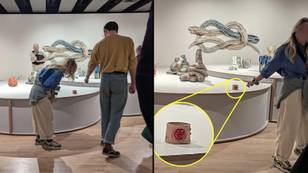 艺术家潜入“肛门脱垂”雕塑进入伦敦画廊“让自命不凡的艺术爱好者厌恶”