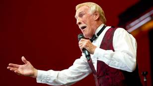 Van Driver Pays Tribute To The Late Sir Bruce Forsyth 