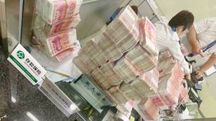 Chinese Millionaire Withdraws Huge Sum And Makes Bank Staff Count It Out