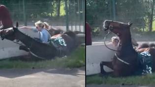 妇女在两只踩踏马匹击中后在大国民受伤“loading=