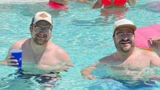 男人震惊地在度假时在游泳池里游泳时发现他的doppelganger“loading=