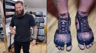 Bloke的“ Nike”鞋纹身脚踩在脚上，因为他厌倦了为新鞋付款